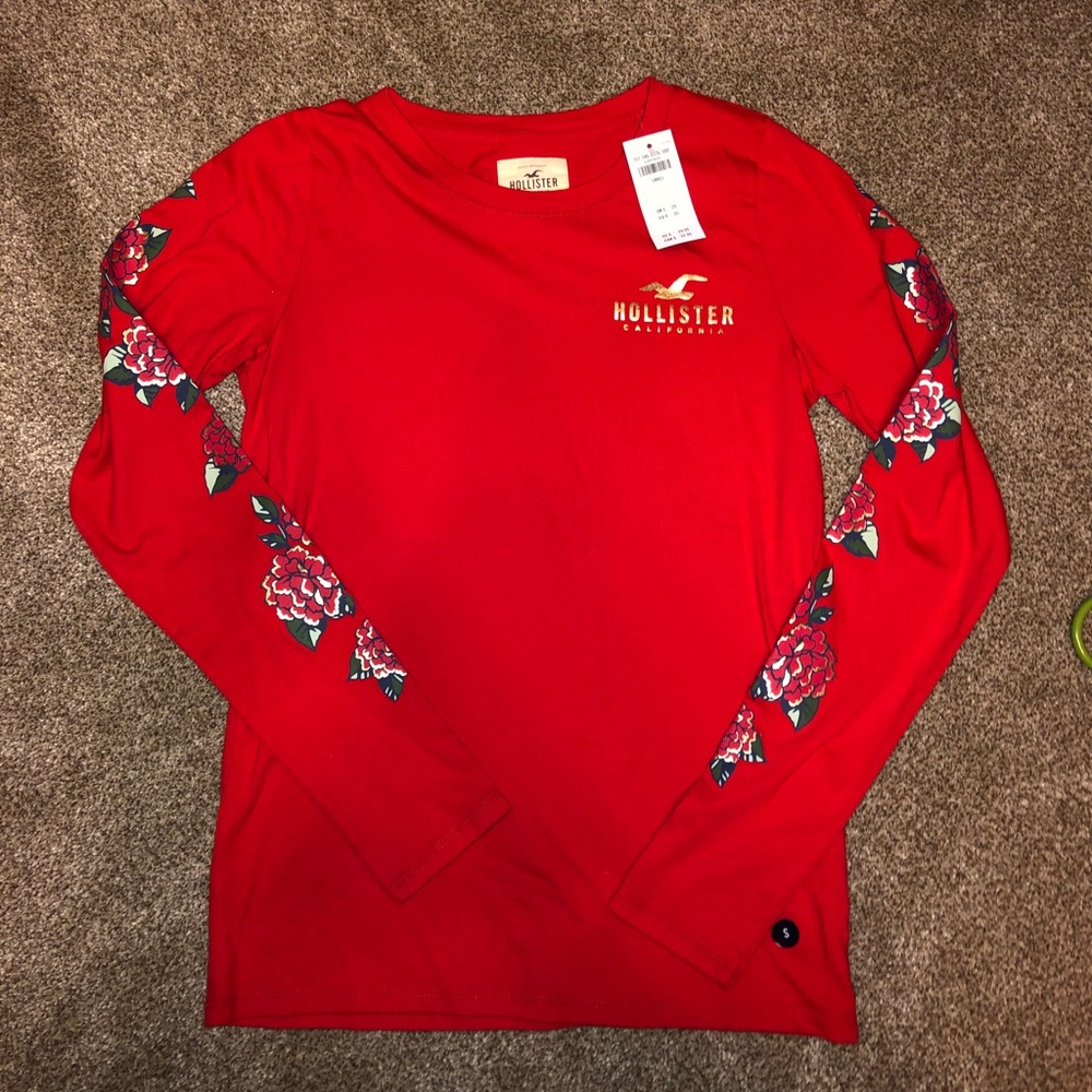 Red long sleeve hollister top😍